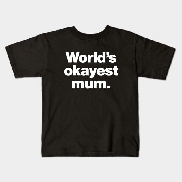World's okayest mum. (UK English edition) Kids T-Shirt by Chestify